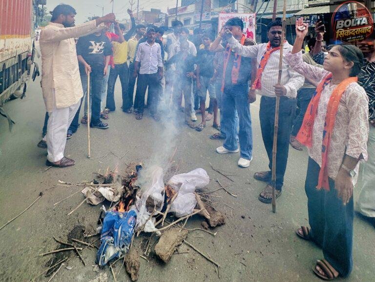 सिकंदराबाद में पेपर लीक के विरोध में विद्यार्थी परिषद का प्रदर्शन, झारखंड सरकार का पुतला फूंका