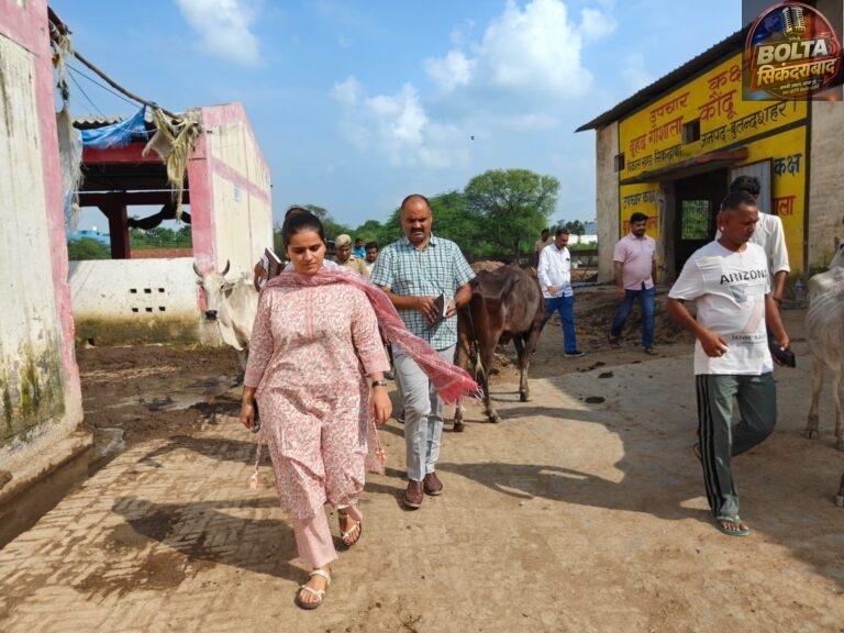 गौशाला में जलभराव देख सीडीओ ने दिए सुधार के निर्देश