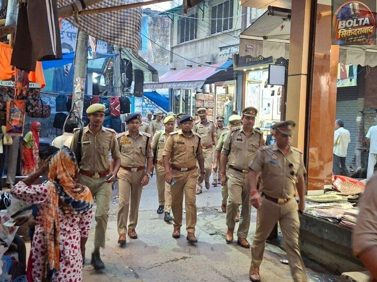 रक्षाबंधन से पहले सिकंदराबाद बाजार में पुलिस अलर्ट, अधिकारियों ने की फुट पेट्रोलिंग
